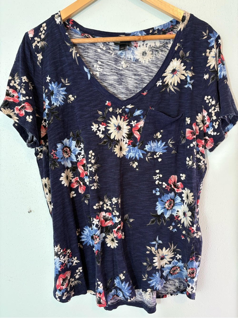 TORRID 2X ✨ plus size 18/20 v neck short sleeve navy floral tee great condition